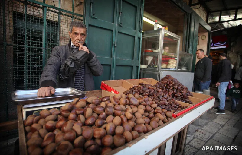 A Palestinian vendor sells chestnut and dates at a street market in Jerusalem's Old City on February 12, 2014. Minister of Holy Places for the PA Mahmoud al-Habbash told Israel's Channel 10 network that the PA wants cont...