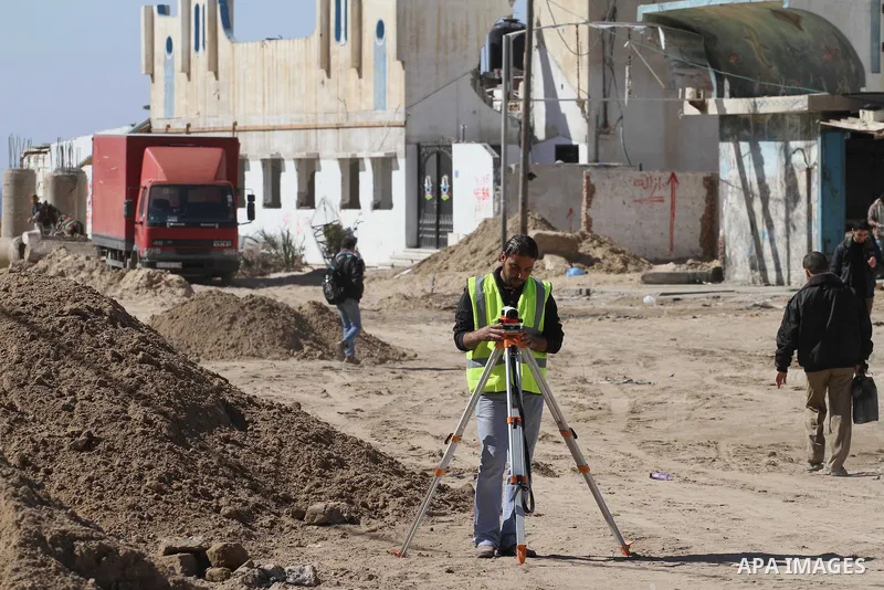 Palestinian workers repair and reconstruction of roads founded by Qatari grant projects in Gaza city, in Feb. 13, 2014. Photo by Mohammed Asad