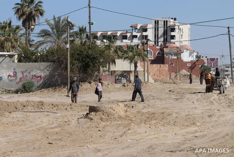 Palestinian workers repair and reconstruction of roads founded by Qatari grant projects in Gaza city, in Feb. 13, 2014. Photo by Mohammed Asad