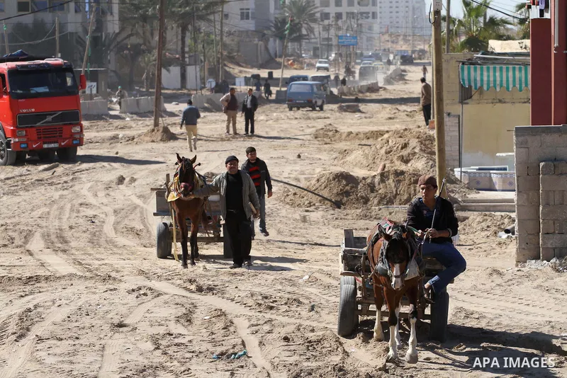 Palestinian workers repair and reconstruction of roads founded by Qatari grant projects in Gaza city, in Feb. 13, 2014. Photo by Mohammed Asad