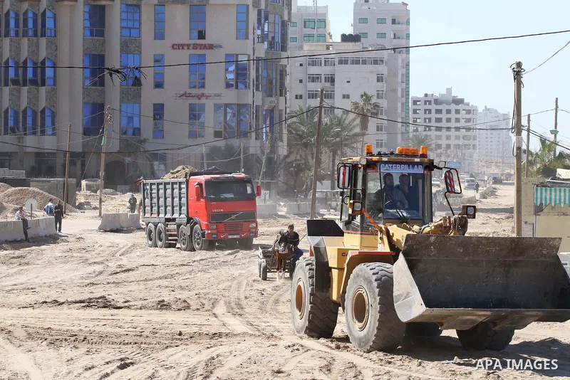 Palestinian workers repair and reconstruction of roads founded by Qatari grant projects in Gaza city, in Feb. 13, 2014. Photo by Mohammed Asad