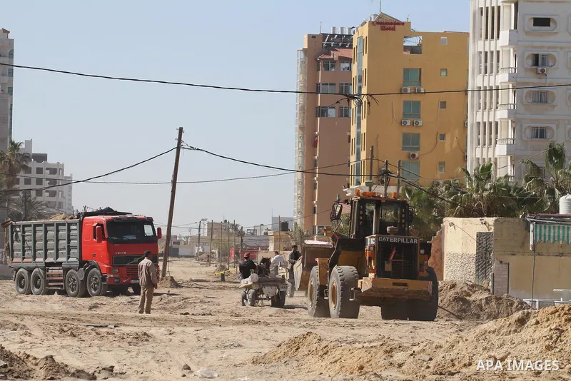 Palestinian workers repair and reconstruction of roads founded by Qatari grant projects in Gaza city, in Feb. 13, 2014. Photo by Mohammed Asad