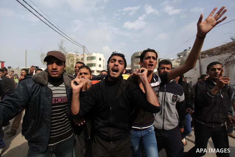 Palestinians carry the body of Ibrahim Mansour, 26, who was killed by Israeli soldiers, during his funeral in Gaza City February 14, 2014. Israeli soldiers shot and killed Mansour and wounded another on Thursday in the G...