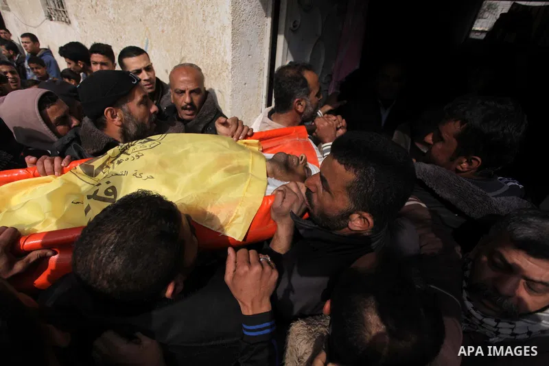 Palestinians carry the body of Ibrahim Mansour, 26, who was killed by Israeli soldiers, during his funeral in Gaza City February 14, 2014. Israeli soldiers shot and killed Mansour and wounded another on Thursday in the G...