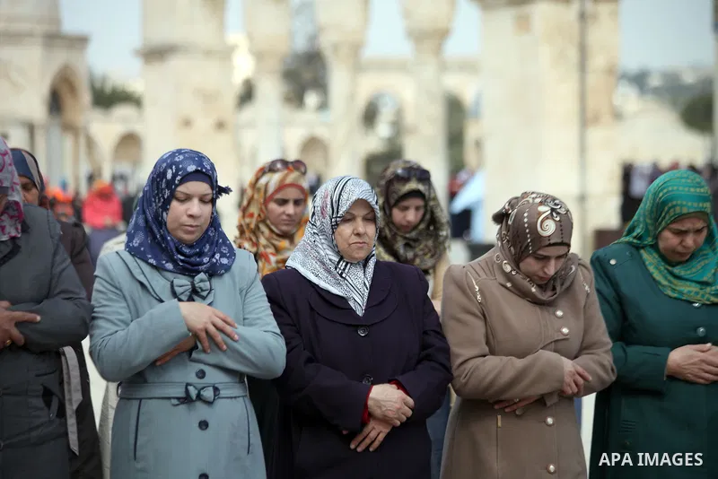 Palestinian worshipers attend Friday prayers at the Al-Aqsa compound, Islam's third holiest site, in the old city of Jerusalem February 14, 2014. Photo by Saeed Qaq