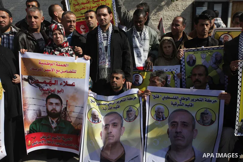 Palestinians take part in a protest demanding the release of their relatives prisoners held in Israeli jails, in front of the Red Cross office in Gaza City, on Feb. 17, 2014. Photo by Ashraf Amra
