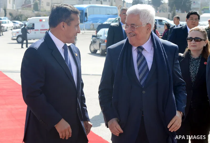 Palestinian President Mahmoud Abbas and President of Peru Ollanta Humala attend a welcome ceremony, in the West bank town of Ramallah, 18 February 2014. Peruvian President Ollanta Humala is on an official visit to the Pa...