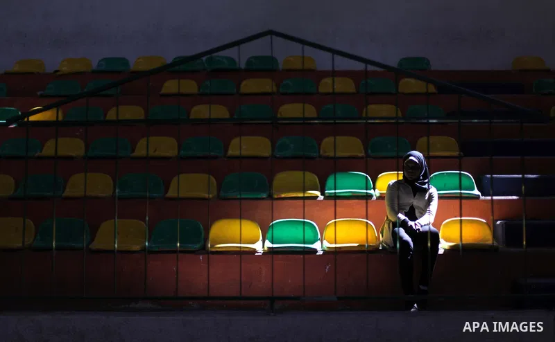 A Palestinian woman watches blind players as they paly goalball during a training course, in Gaza city on Feb. 18, 2014. Photo by Ashraf Amra