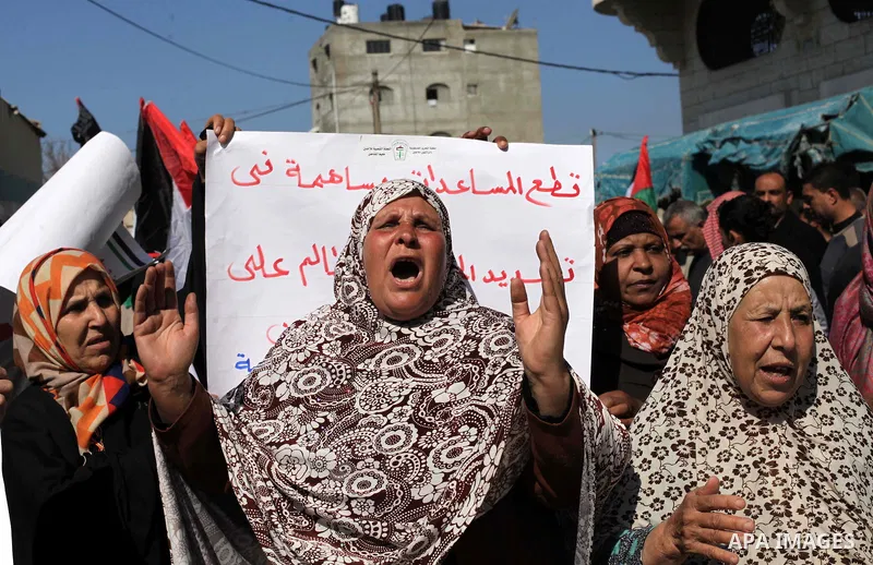 Palestinians take part a protest against the UNRWA decision to reduce of the food aid in front of the headquarters United Nations Relief and Works Agency (UNRWA) in Gaza city, on Feb. 18, 2014. Photo by Ashraf Amra