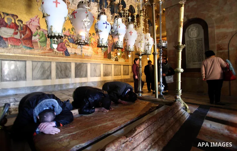Greek Orthodox worshipers pray at the Church of the Holy Sepulchre, in Jerusalem's Old City, February 19, 2014. Photo by Saeed Qaq