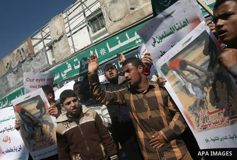 Palestinians take part in a protest in solidarity with Muslims in Central African Republic, in Rafah in the southern Gaza Strip February 20, 2014. Heavy fighting erupted near the airport in Central African Republic's cap...