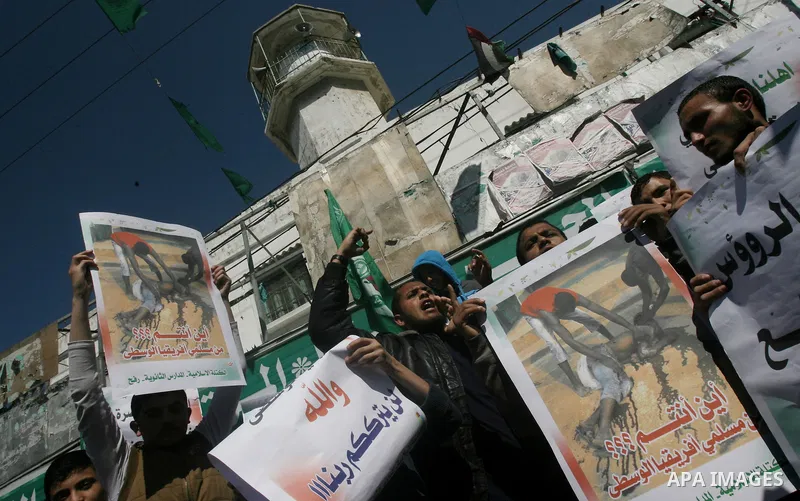 Palestinians take part in a protest in solidarity with Muslims in Central African Republic, in Rafah in the southern Gaza Strip February 20, 2014. Heavy fighting erupted near the airport in Central African Republic's cap...