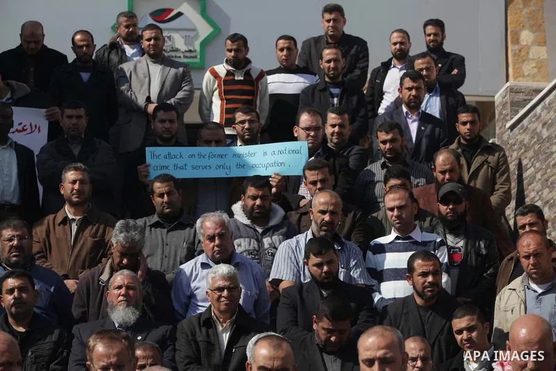 Palestinians take part in a protest against the attack on the former Palestinian minister of prisoners, Wasfi Kabha, in front of the Legislative Legislative in Gaza on Feb. 20, 2014. Photo by Ashraf Amra