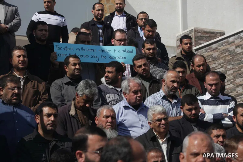 Palestinians take part in a protest against the attack on the former Palestinian minister of prisoners, Wasfi Kabha, in front of the Legislative Legislative in Gaza on Feb. 20, 2014. Photo by Ashraf Amra