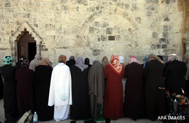Palestinian worshipers attend Friday prayers at the Al-Aqsa compound, Islam's third holiest site, in the old city of Jerusalem February 21, 2014. Photo by Saeed Qaq