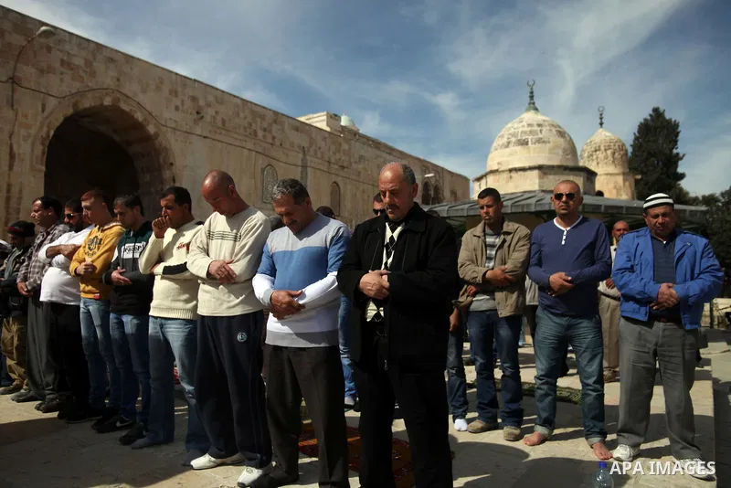 Palestinian worshipers attend Friday prayers at the Al-Aqsa compound, Islam's third holiest site, in the old city of Jerusalem February 21, 2014. Photo by Saeed Qaq