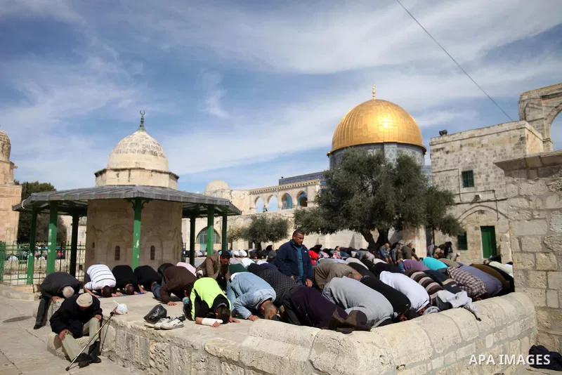 Palestinian worshipers attend Friday prayers at the Al-Aqsa compound, Islam's third holiest site, in the old city of Jerusalem February 21, 2014. Photo by Saeed Qaq