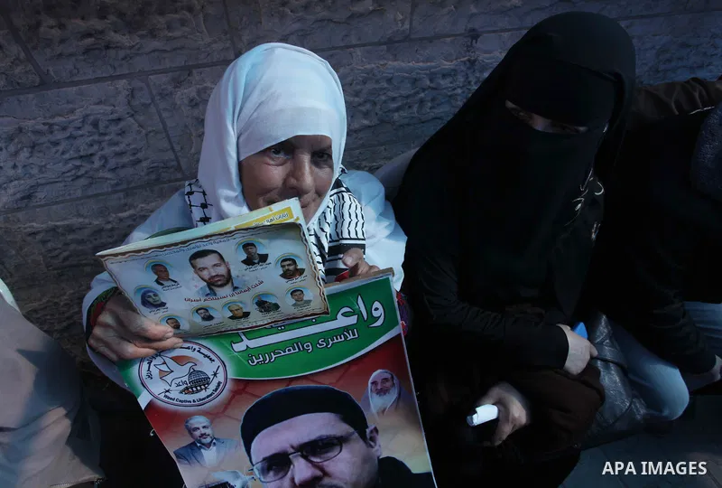 Palestinians take part in a protest demanding the release of their relatives prisoners held in Israeli jails, in front of the Red Cross office in Gaza City, on Feb. 24, 2014. Photo by Ashraf Amra