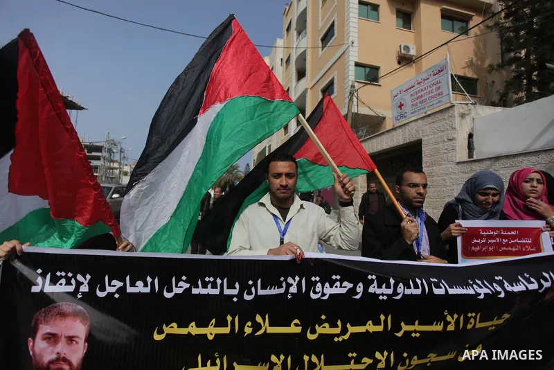 Palestinians take part in a protest demanding the release of their relatives prisoners held in Israeli jails, in front of the Red Cross office in Gaza City, on Feb. 24, 2014. Photo by Ashraf Amra