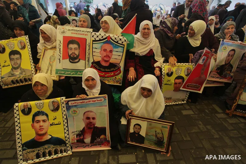 Palestinians take part in a protest demanding the release of their relatives prisoners held in Israeli jails, in front of the Red Cross office in Gaza City, on Feb. 24, 2014. Photo by Ashraf Amra