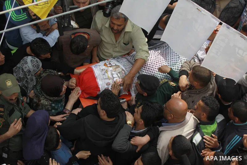 Palestinians carry a coffin said to contain the body of Palestinian militant Sarhan Al- Sarhan who was killed 13 years ago during his funeral in Tulkarem Refugee Camp in the West Bank, 24 February 2014. The body is one o...