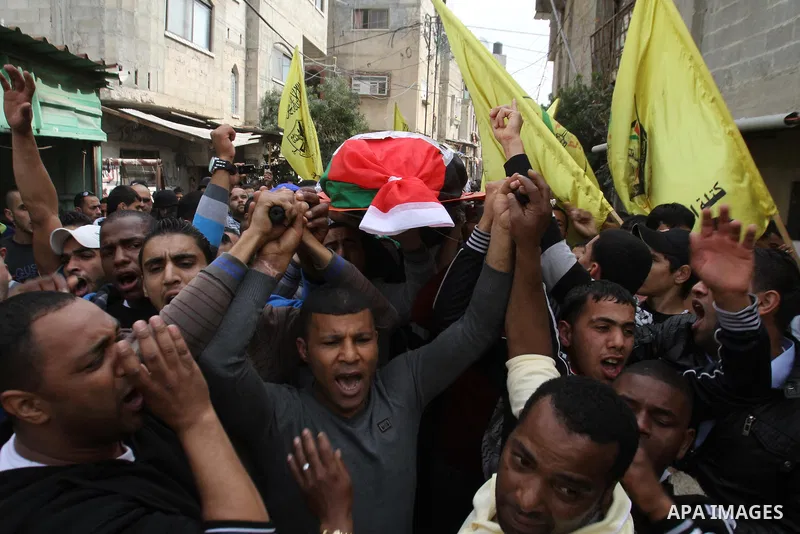 Palestinians carry a coffin said to contain the body of Palestinian militant Sarhan Al- Sarhan who was killed 13 years ago during his funeral in Tulkarem Refugee Camp in the West Bank, 24 February 2014. The body is one o...