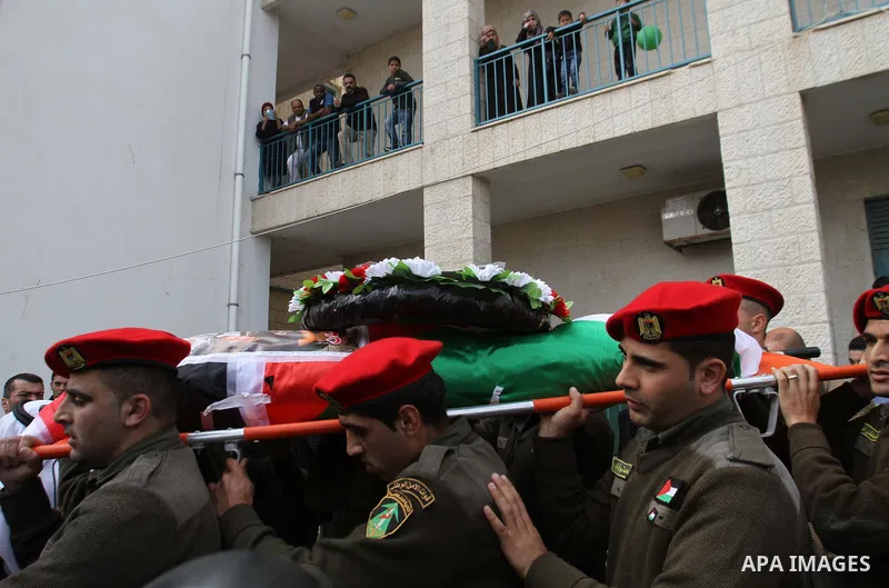 Palestinians carry a coffin said to contain the body of Palestinian militant Sarhan Al- Sarhan who was killed 13 years ago during his funeral in Tulkarem Refugee Camp in the West Bank, 24 February 2014. The body is one o...
