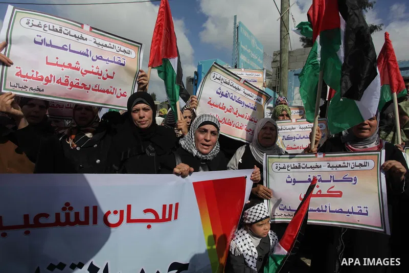 Palestinians take part a protest against the UNRWA decision to reduce of the food aid in front of the headquarters United Nations Relief and Works Agency (UNRWA) in Gaza city, on Feb. 25, 2014. Photo by Ashraf Amra
