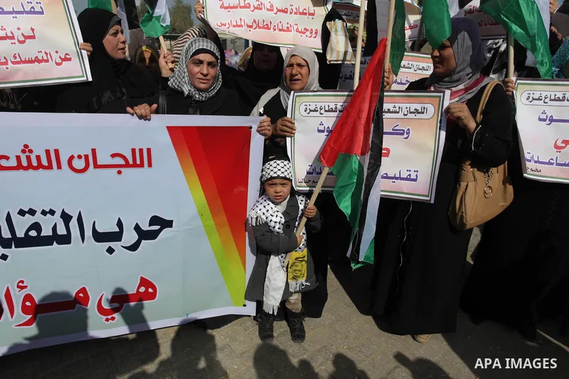Palestinians take part a protest against the UNRWA decision to reduce of the food aid in front of the headquarters United Nations Relief and Works Agency (UNRWA) in Gaza city, on Feb. 25, 2014. Photo by Ashraf Amra