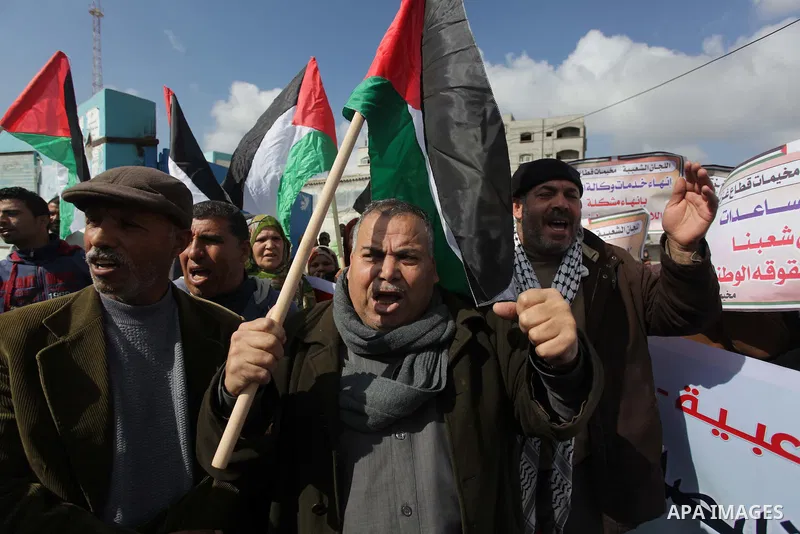 Palestinians take part a protest against the UNRWA decision to reduce of the food aid in front of the headquarters United Nations Relief and Works Agency (UNRWA) in Gaza city, on Feb. 25, 2014. Photo by Ashraf Amra