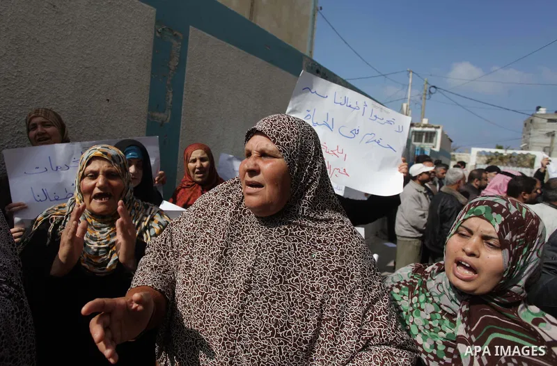 Palestinians take part a protest against the UNRWA decision to reduce of the food aid in front of the headquarters United Nations Relief and Works Agency (UNRWA) in Gaza city, on Feb. 25, 2014. Photo by Ashraf Amra