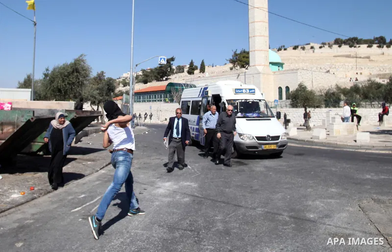 Palestinian protesters throw stones towards Israeli policemen during clashes in the Arab east Jerusalem neighbourhood of Ras al-Amud February 28, 2014. Three Palestinian protesters were detained on Friday during the clas...