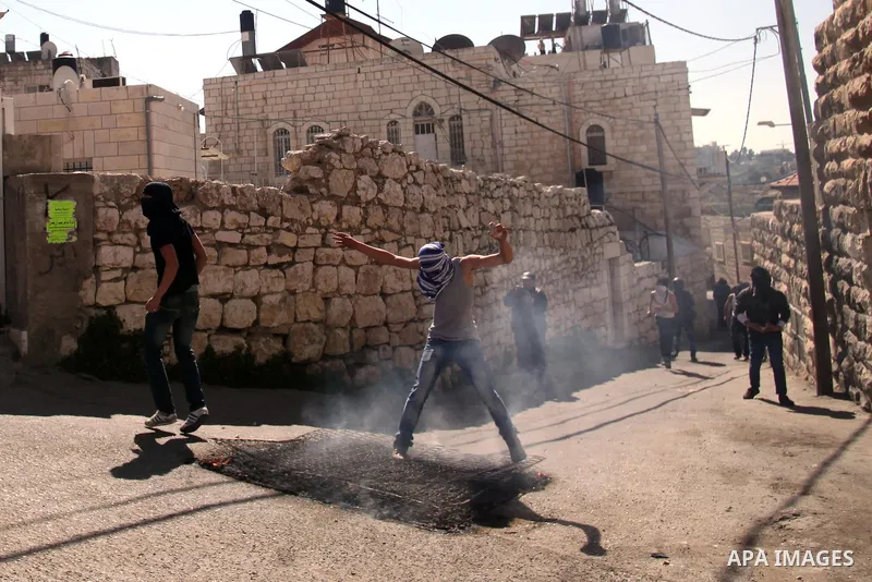 Palestinian protesters throw stones towards Israeli policemen during clashes in the Arab east Jerusalem neighbourhood of Ras al-Amud February 28, 2014. Three Palestinian protesters were detained on Friday during the clas...