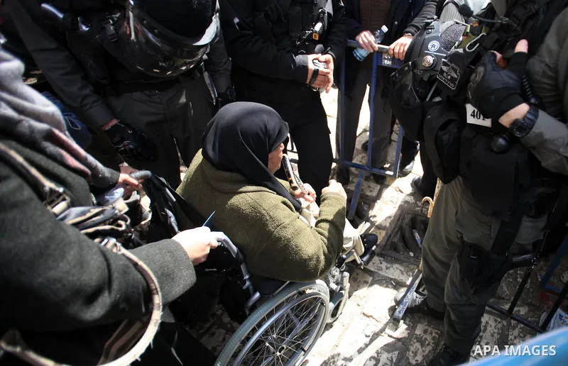 Israeli policemen stand guard as they try to prevent Palestinians from entering the al-Aqsa mosque compound, in Jerusalem's Old City on March 11, 2014. Israeli authorities on Tuesday closed a number of Al-Aqsa Mosque com...