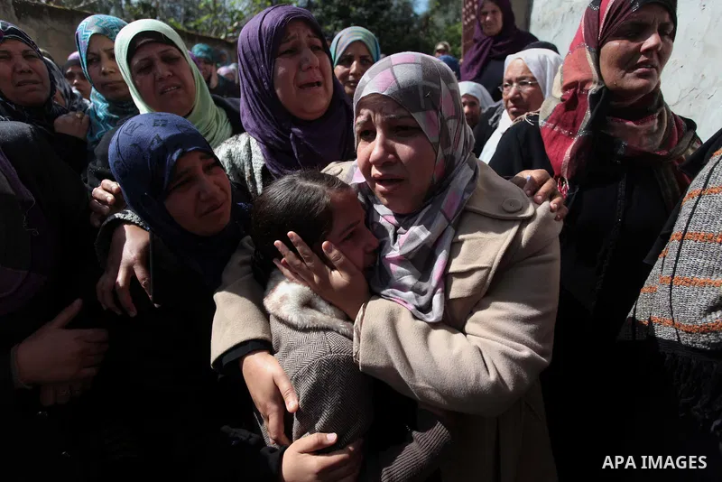 Relatives of Palestinian Kareem Hamad mourn during his funeral at Beit Hanoun on the northern Gaza Strip March 12, 2014. A blast in a second-storey apartment killed Hamad and other two militants belonging to a small Jiha...