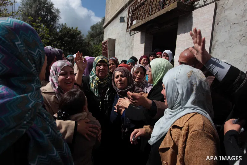 Relatives of Palestinian Kareem Hamad mourn during his funeral at Beit Hanoun on the northern Gaza Strip March 12, 2014. A blast in a second-storey apartment killed Hamad and other two militants belonging to a small Jiha...