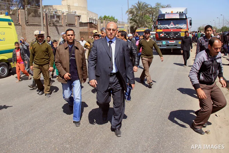 Egyptian soldiers and officials inspect the sight where gunmen killed six soldiers at a Cairo checkpoint on March 15, 2014 in an attack the military blamed on the Muslim Brotherhood movement of deposed president Mohamed...