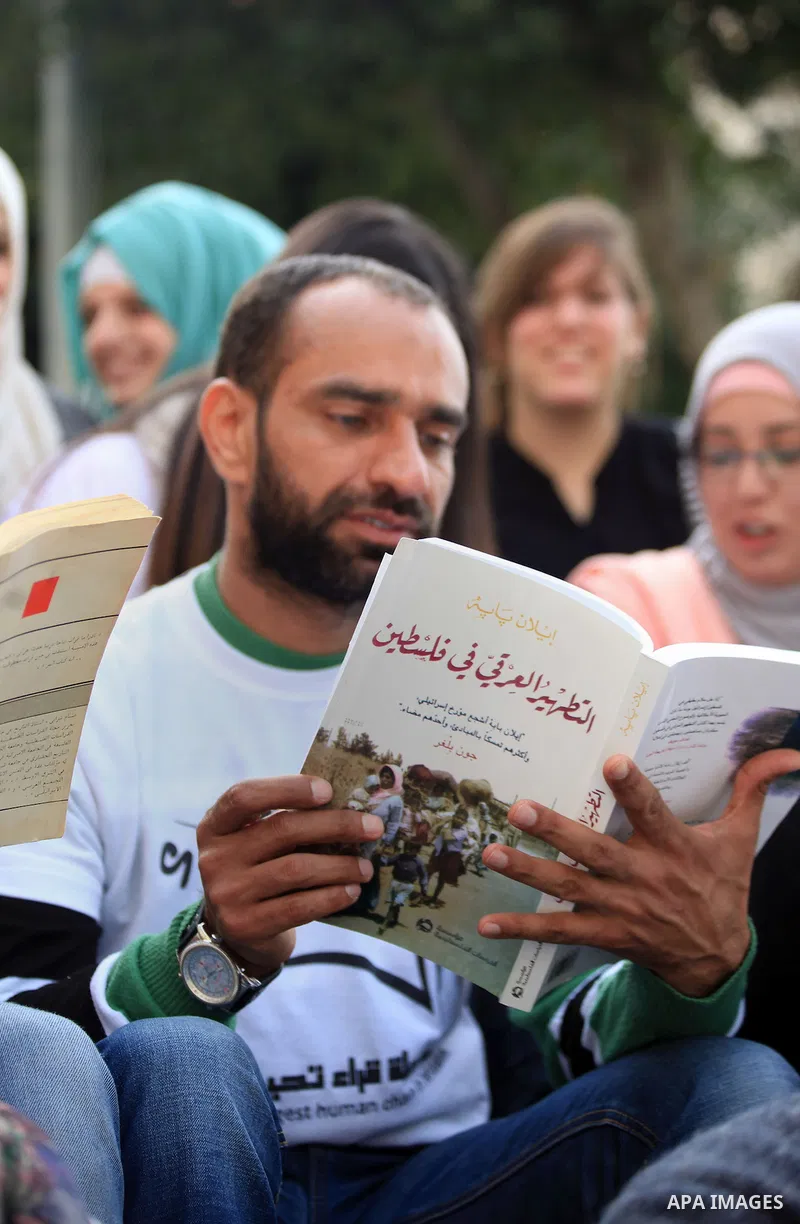Released Palestinian prisoner Samer Issawi participates in a reading human chain in Jerusalem's Old City, 16 March 2014. About than 7000 Palestinian activists gathered in the longest reading human chain around the Old Ci...