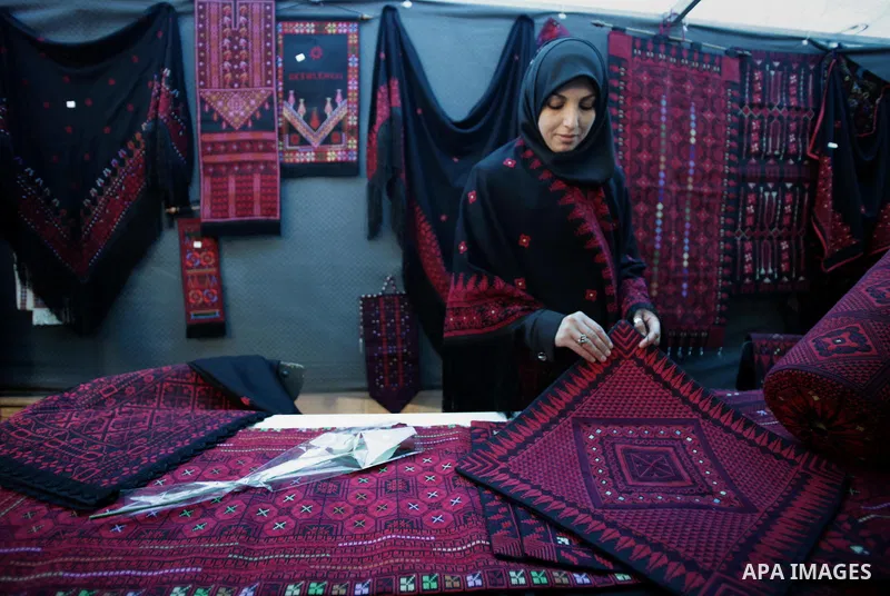 Palestinian women take part in an exhibition of the Palestinian heritage, to the occasion of Mother's Day in Jerusalem old city, on March 18, 2014. Photo by Saeed Qaq