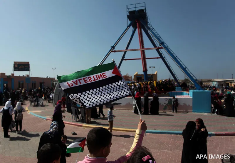 Palestinian children and their families enjoy a day at an amusement park on the eve of the Mother's Day, in Gaza City March 20, 2014. Photo by Ashraf Amra