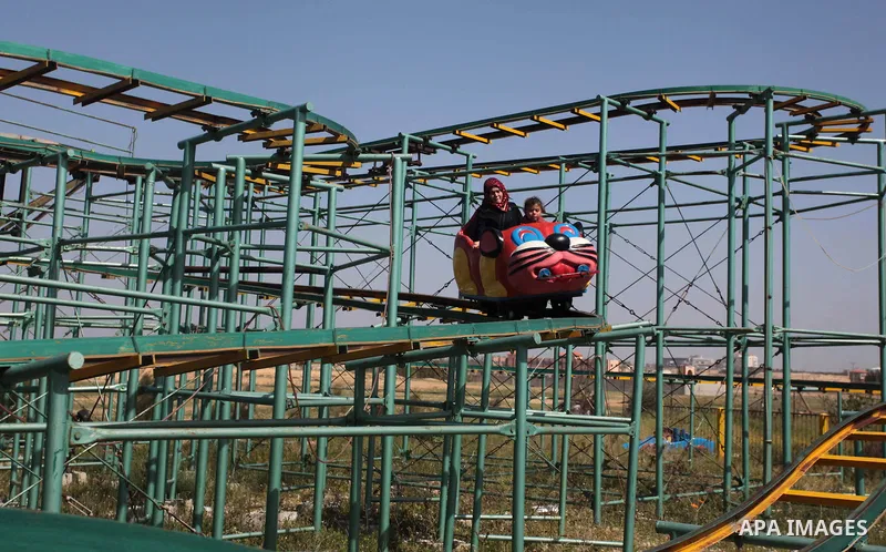 Palestinian children and their families enjoy a day at an amusement park on the eve of the Mother's Day, in Gaza City March 20, 2014. Photo by Ashraf Amra