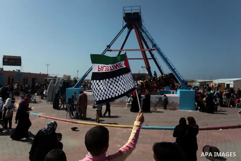 Palestinian children and their families enjoy a day at an amusement park on the eve of the Mother's Day, in Gaza City March 20, 2014. Photo by Ashraf Amra