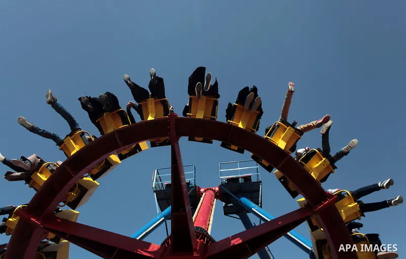 Palestinian children and their families enjoy a day at an amusement park on the eve of the Mother's Day, in Gaza City March 20, 2014. Photo by Ashraf Amra