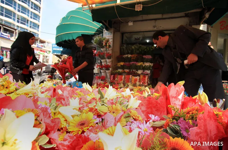 Palestinians shop for flowers on the eve of the Mother's Day, in Jerusalem March 20, 2014. Photo by Saeed Qaq