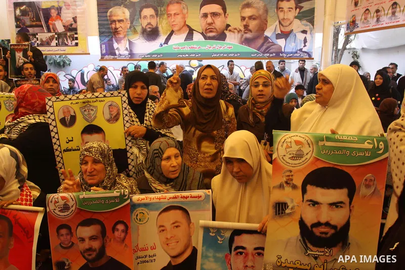 Palestinians take part in a protest demanding the release of their relatives prisoners held in Israeli jails, in front of the Red Cross office in Gaza City, on March 31, 2014. Photo by Mohammed Asad