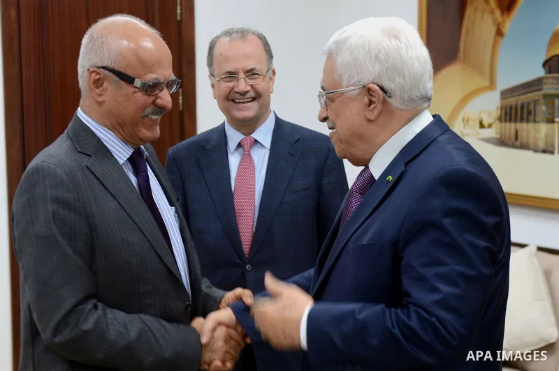 Palestinian President Mahmoud Abbas signs an agreement with the Foundation Ofed at Abass's office in the West Bank city of Ramallah on March 31, 2014. Photo by Thaer Ganaim