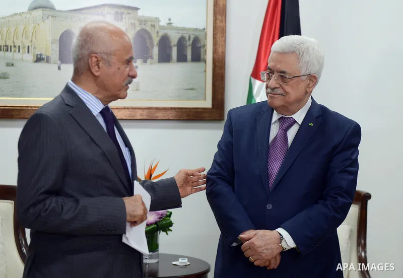 Palestinian President Mahmoud Abbas signs an agreement with the Foundation Ofed at Abass's office in the West Bank city of Ramallah on March 31, 2014. Photo by Thaer Ganaim