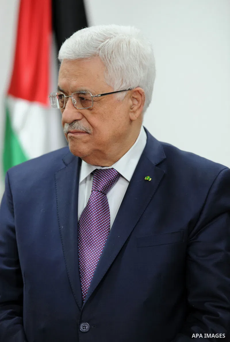 Palestinian President Mahmoud Abbas signs an agreement with the Foundation Ofed at Abass's office in the West Bank city of Ramallah on March 31, 2014. Photo by Thaer Ganaim