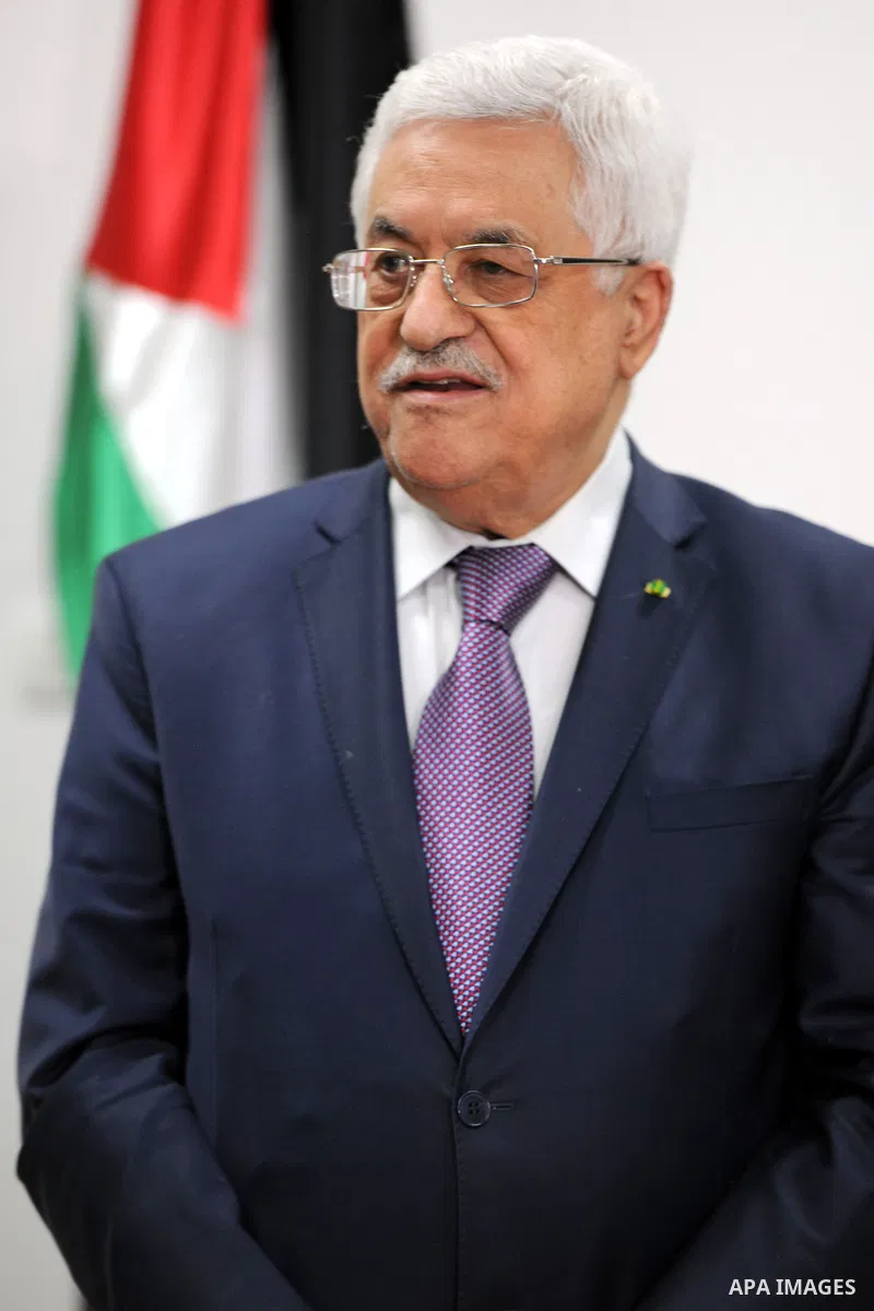 Palestinian President Mahmoud Abbas signs an agreement with the Foundation Ofed at Abass's office in the West Bank city of Ramallah on March 31, 2014. Photo by Thaer Ganaim