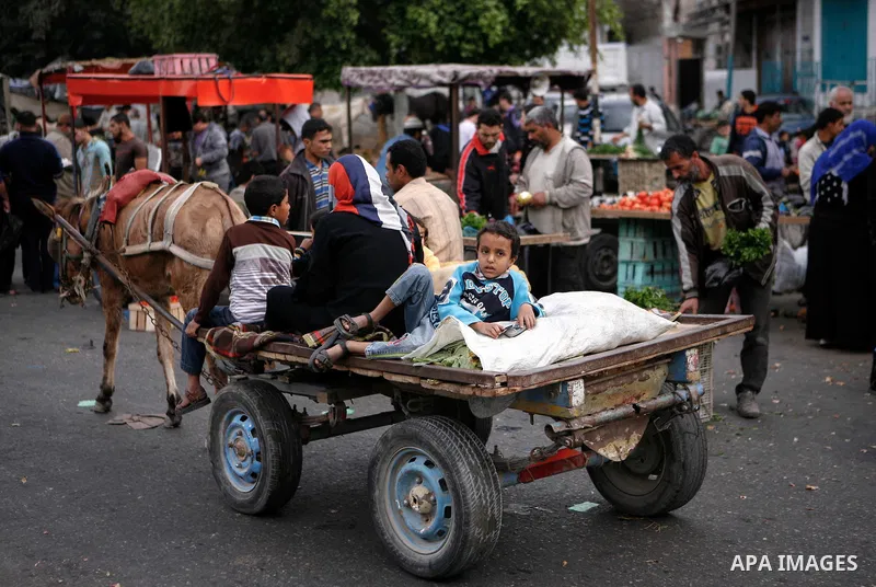 Palestinians shop at the market in Gaza city, on April 11, 2014. Photo by Ezz al-Zanoon